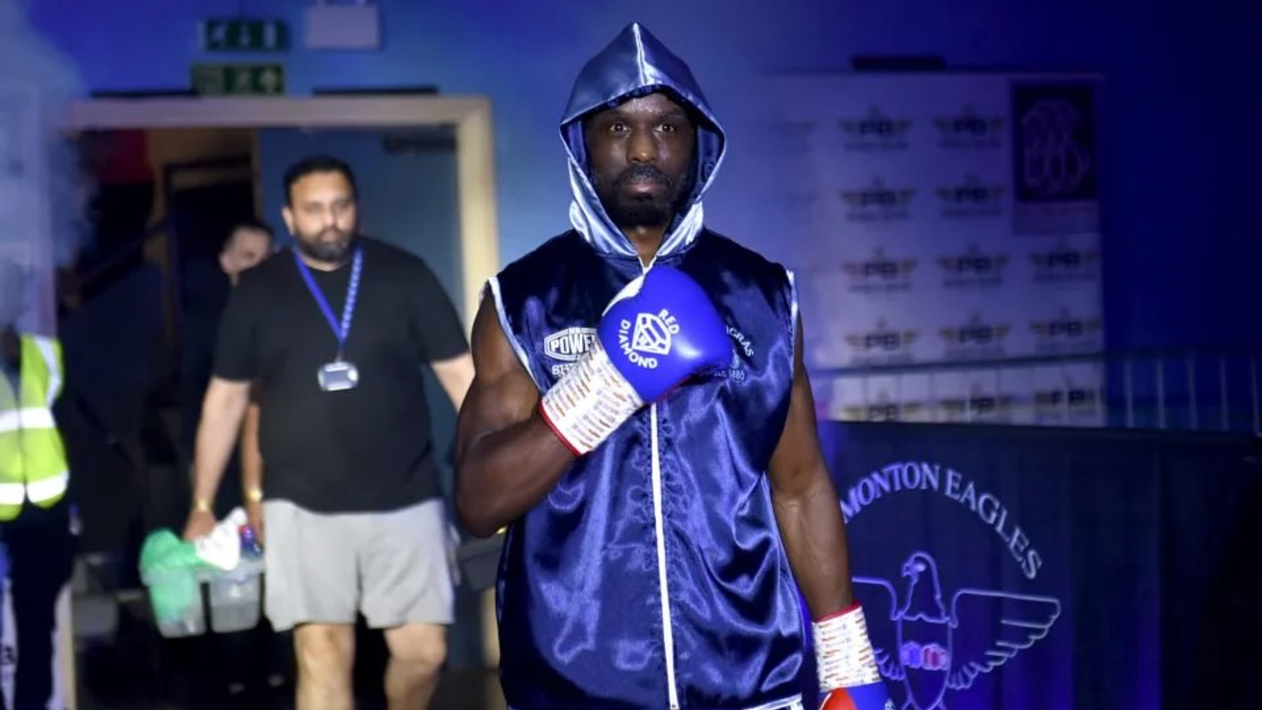 El boxeador Sherif Lawal, antes de una pelea. (@warrenboxingmanagement)