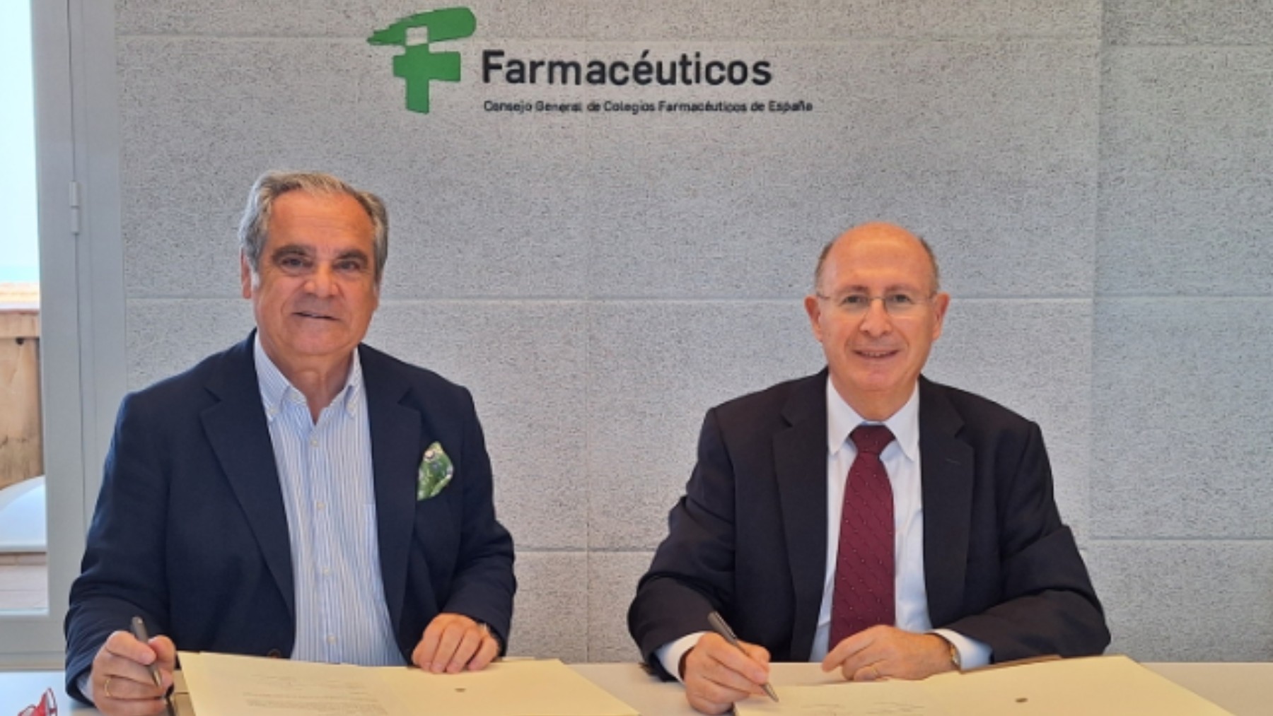 El presidente del Consejo General de COF, Jesús Aguilar, y el presidente de la Sociedad Española de Fitoterapia, Salvador Cañigueral.