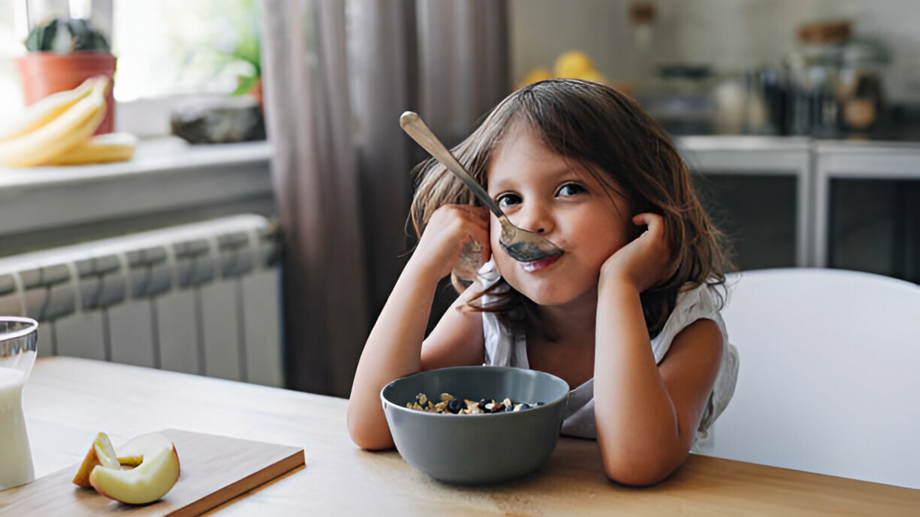 Niña comiendo cereales.