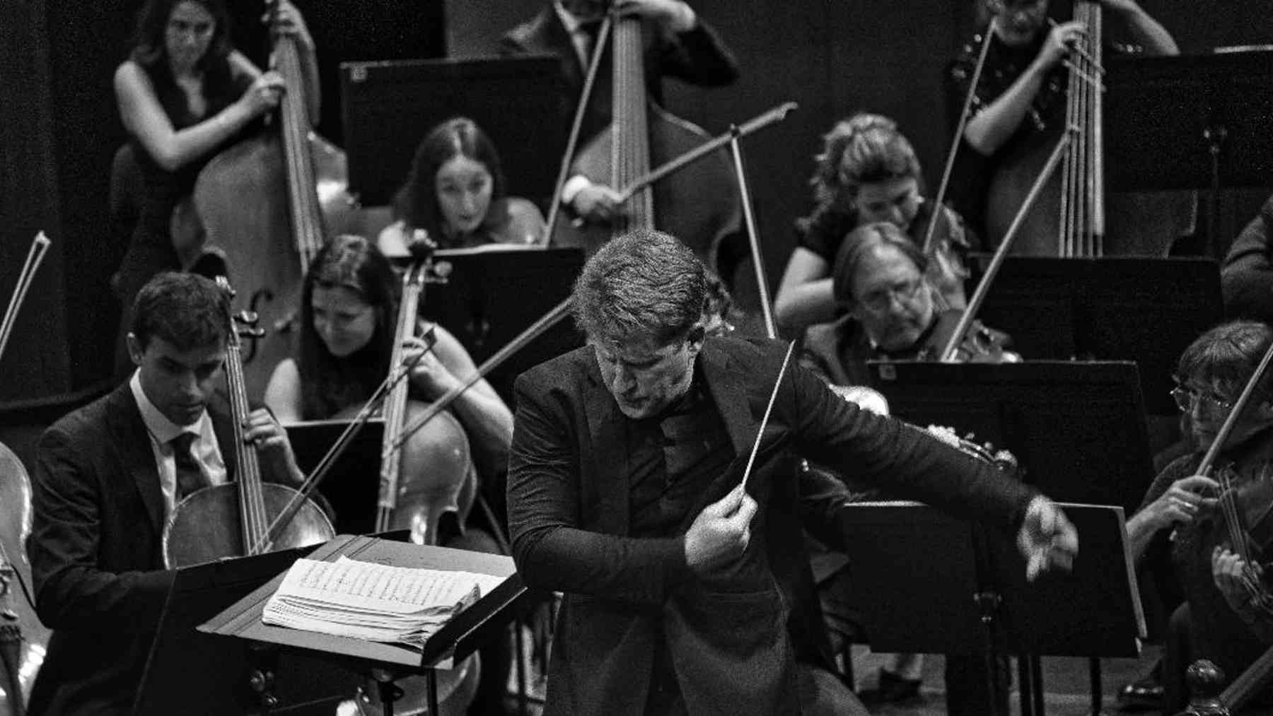 El neoyorkino Joshua Weilerstein, dirigiendo a la OSIB en el Auditórium.