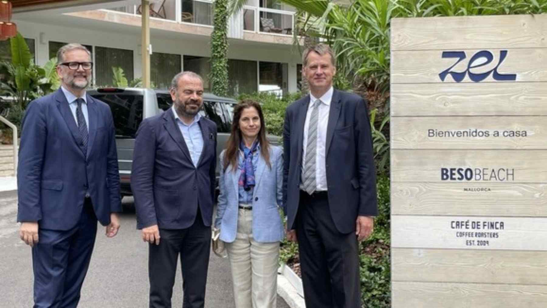 Gabriel Escarrer, presidente y CEO de Meliá con Hugh Elliott, embajador británico en España.