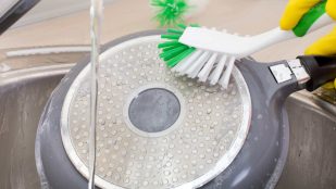 El mejor truco para limpiar una sartén quemada: la dejarás impoluta