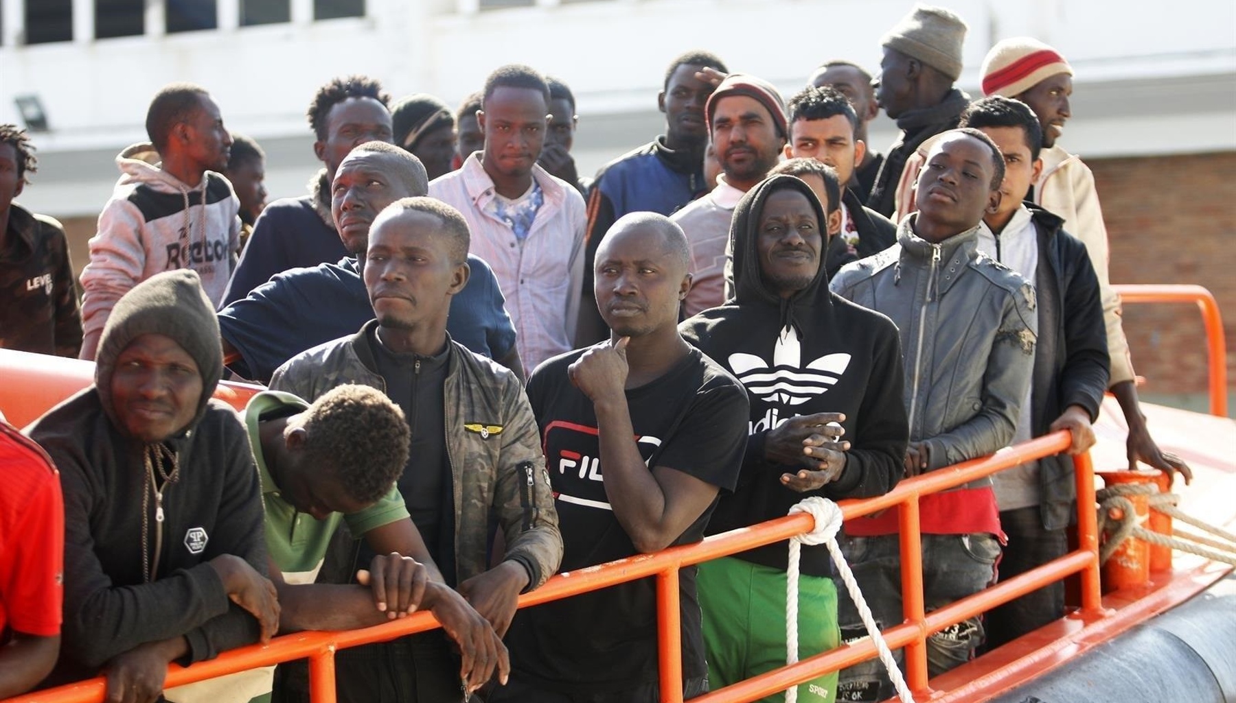 Inmigrantes ilegales a bordo de una embarcación de Salvamento Marítimo. (Foto: EP)