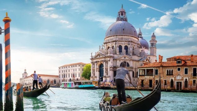 Creerás que estás en Venecia sin salir de España: canales navegables y casas de ensueño