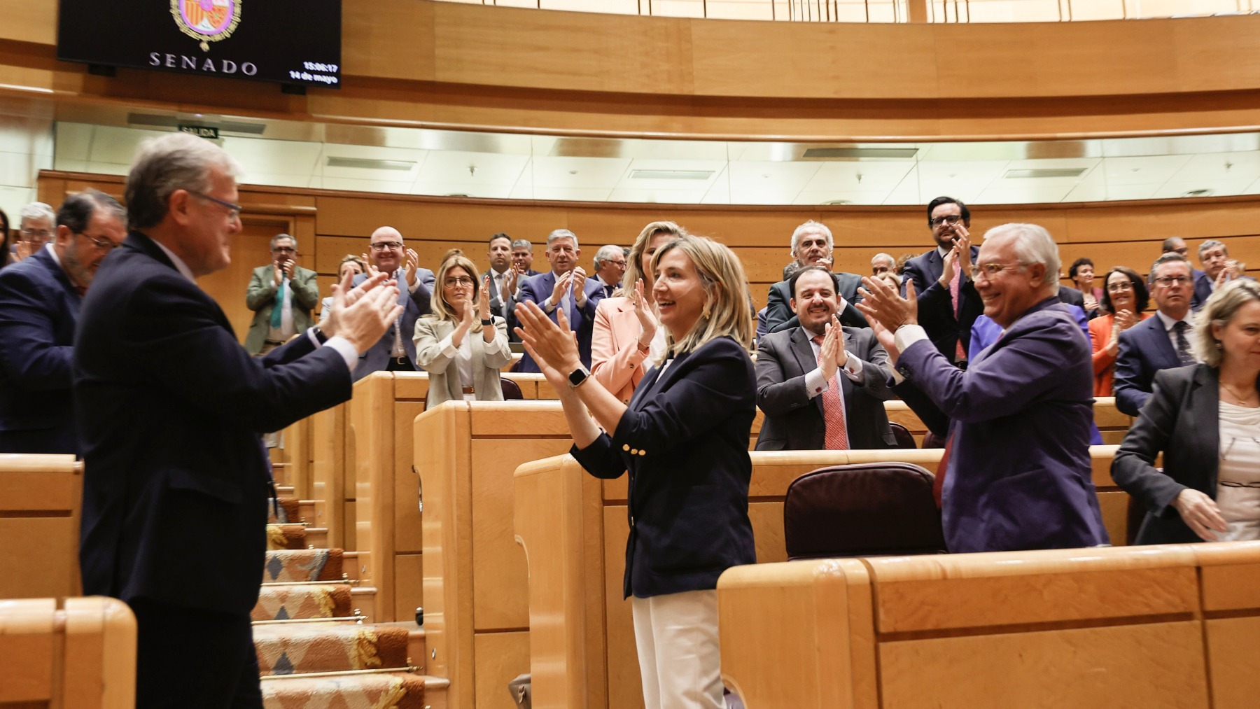 Los senadores del PP aplauden tras vetar la amnistía. (Foto: EP)