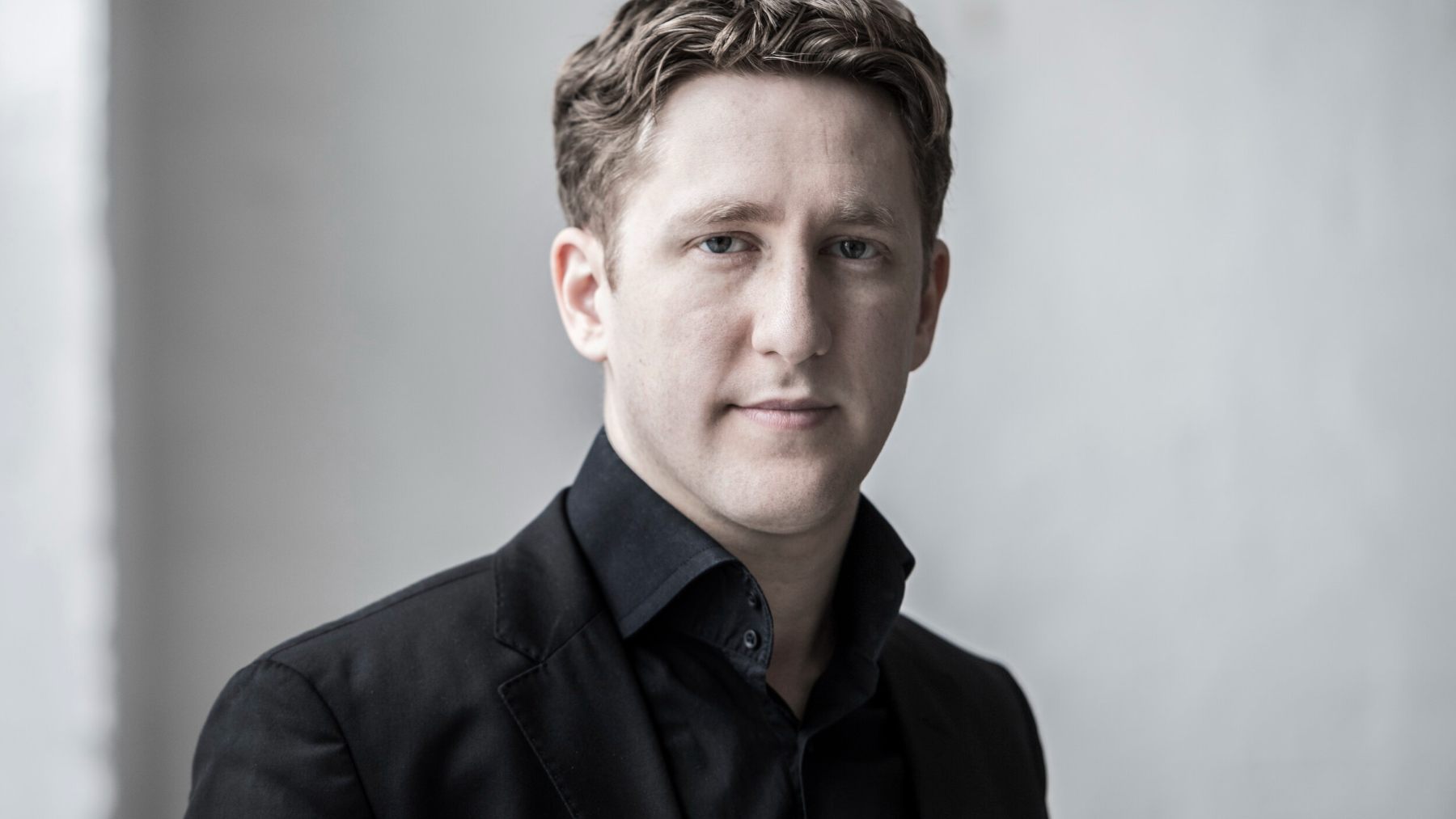 El director de orquesta neoyorkino Joshua Weilerstein.