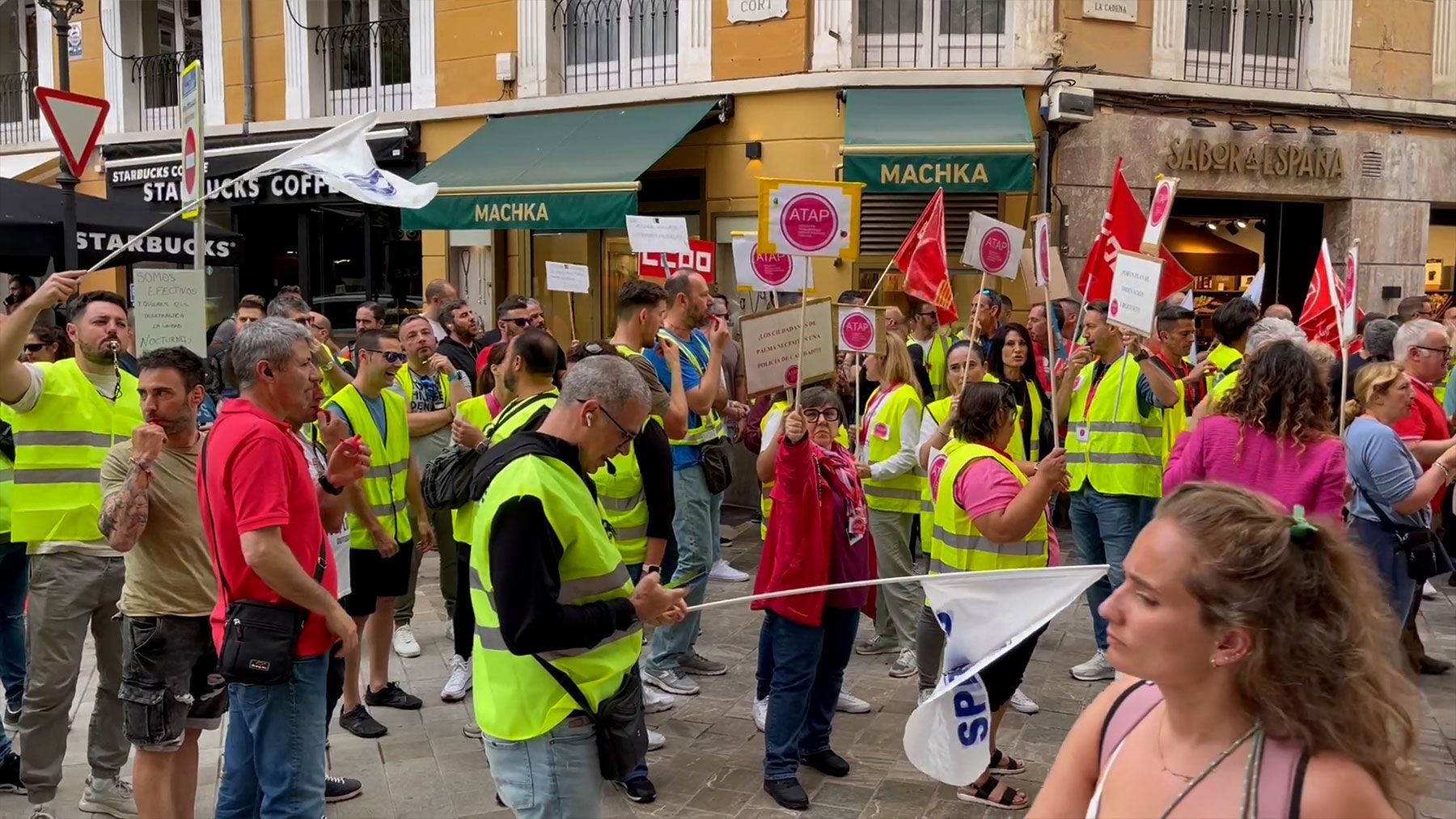 Protesta de agentes de la Policía Local de Palma junto al Ayuntamiento. (M. A. FONT)