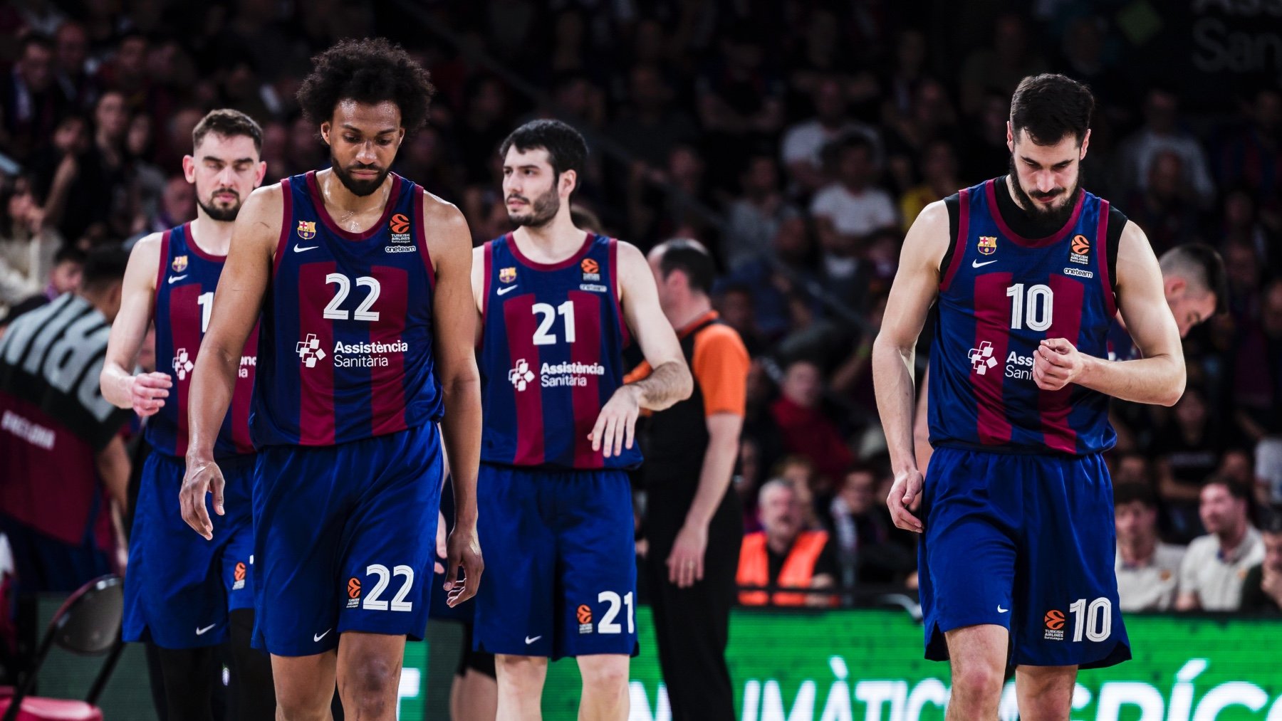 Los jugadores del Barcelona de baloncesto, cabizbajos. (EP)