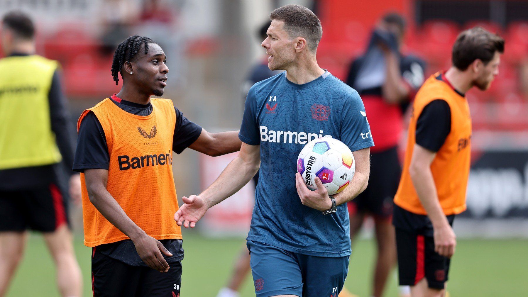 Xabi Alonso y Jeremie Frimpong en un entrenamiento. (Getty)