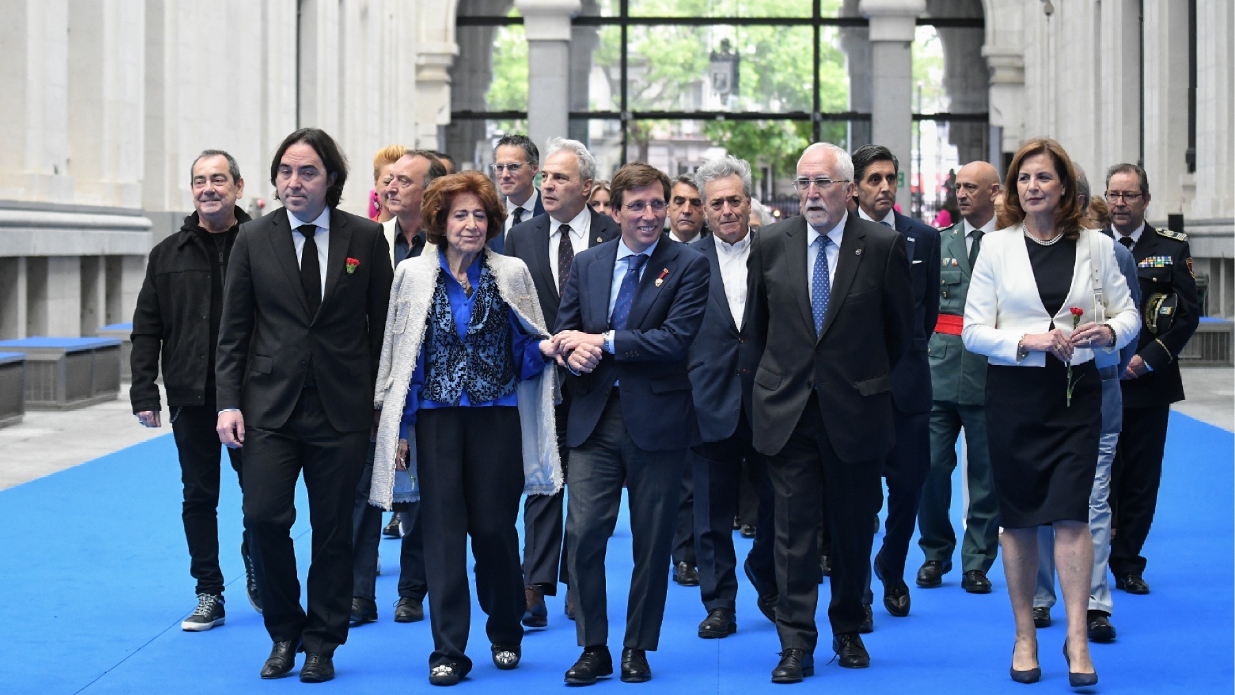 José Luis Martínez-Almeida y los galardonados con las Medallas de Madrid. (Foto: Europa Press)