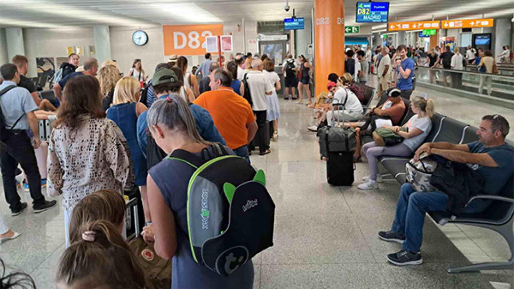 Una de las puertas de embarques del aeropuerto de Son Sant Joan en Palma.