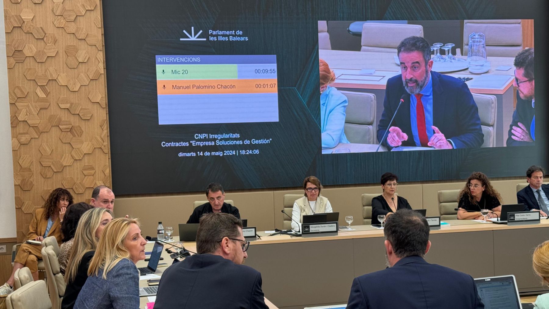 En la pantalla, José Luis Mateo (PP) en la comisión de investigación del ‘caso Koldo’.