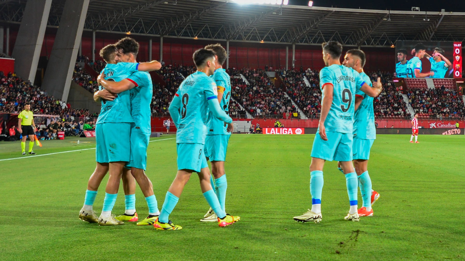 Los jugadores del Barcelona celebran el gol de Fermín. (EFE)