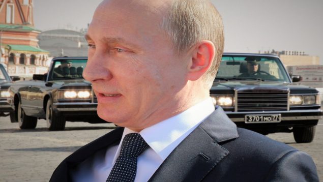 Vladimir Putin y las limusinas detrás.