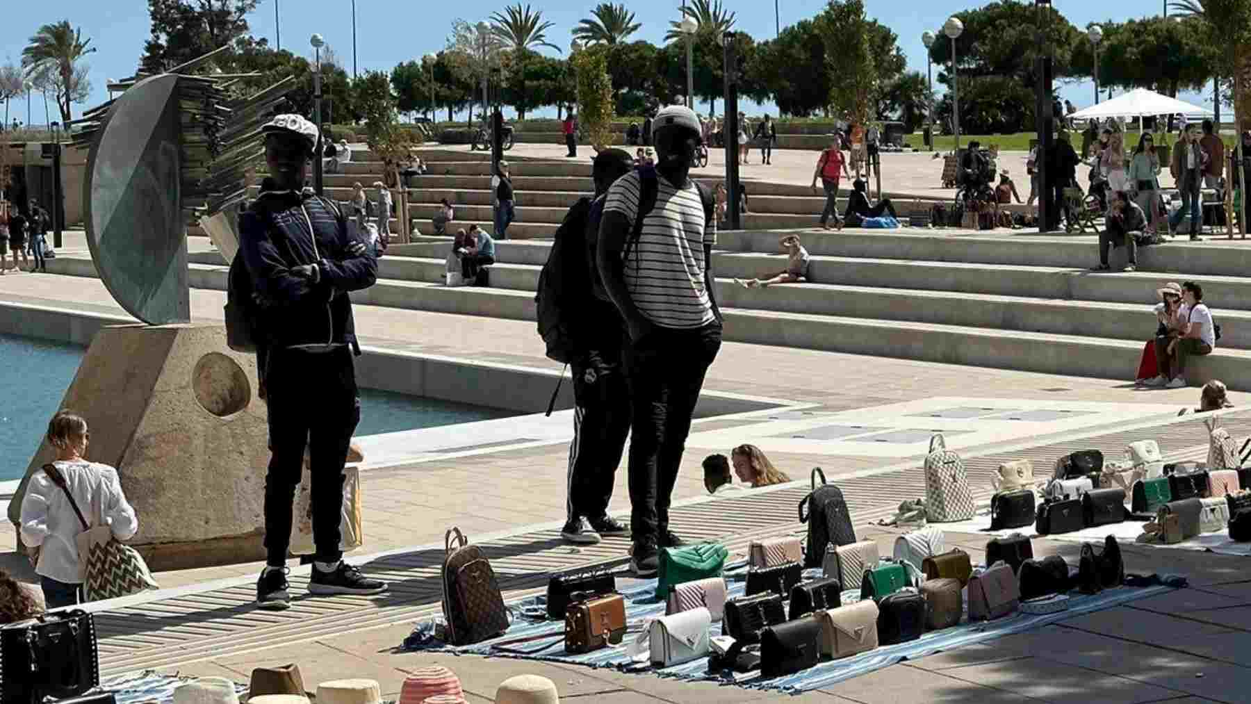 Inmigrantes en el Parc de la Mar de Palma.