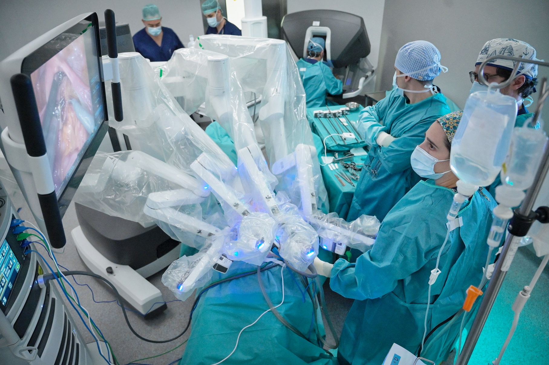 Equipo de cirugía utilizando el Robot Da Vinci durante una intervención @Quirónsalud