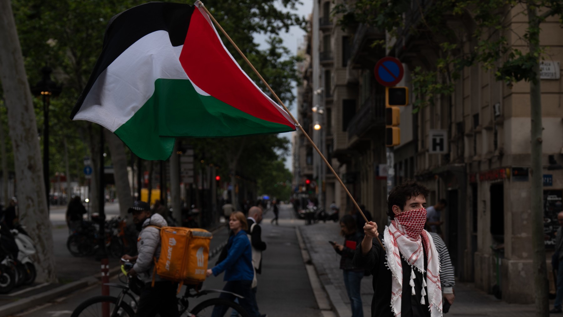 Manifestante con la bandera de Palestina. (Foto: Ep)