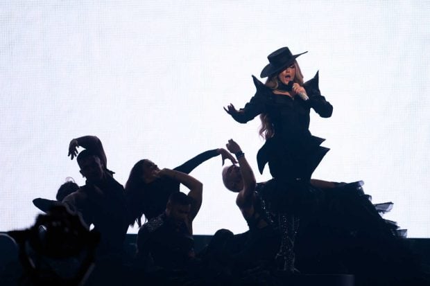 Melody actuando