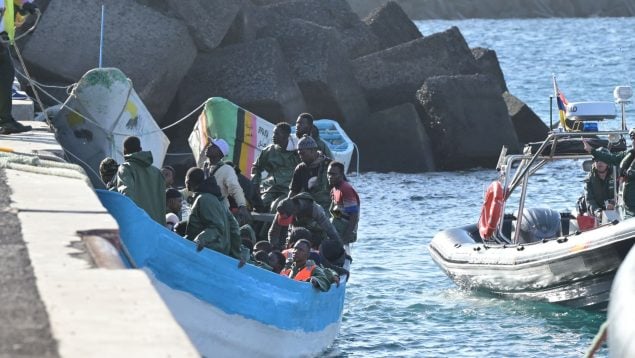 Inmigrantes ilegales llegando a ñas costas españolas.