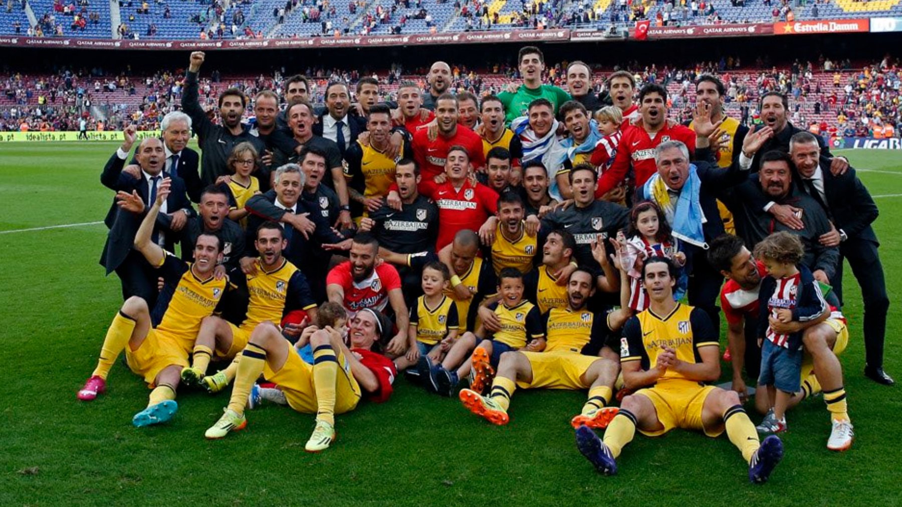 Los jugadores, celebrando el título en el Camp Nou.