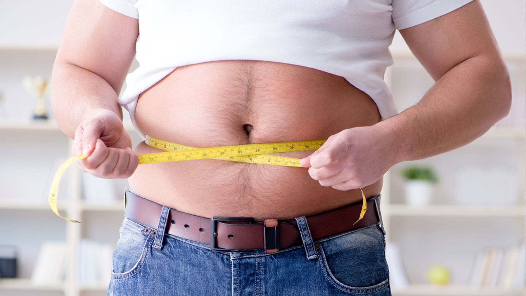 Un perímetro abdominal superior a 102 centímetros en hombres es indicativo de obesidad.