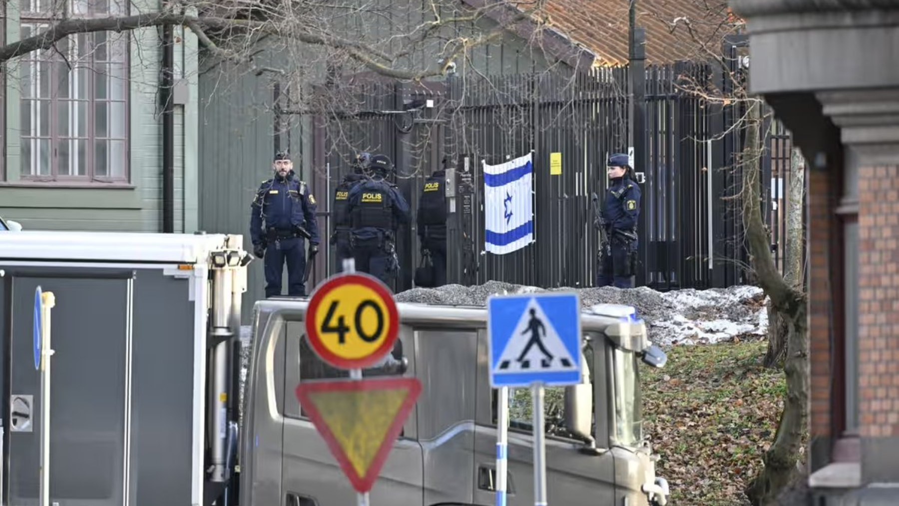 Policía sueca entrando en la embajada de Israel.