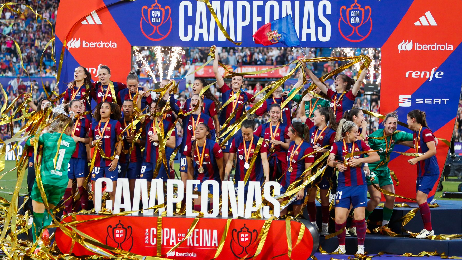 Las jugadoras del Barcelona levanta el título de campeonas de la Copa de la Reina. (EFE)