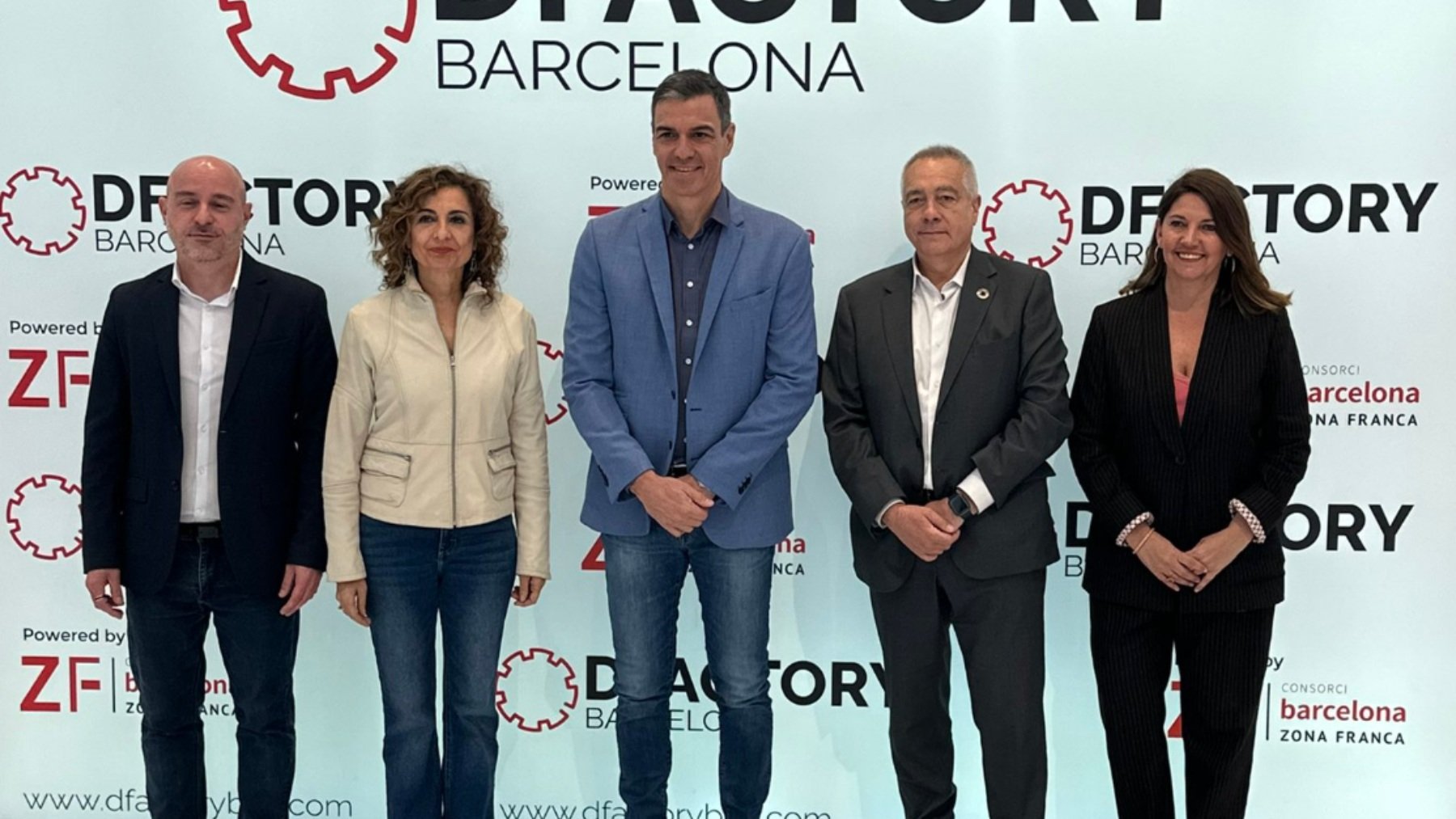 Pedro Sánchez y María Jesús Montero en las oficinas de DFactory.