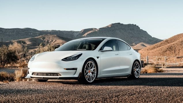 Un Tesla blanco, el coche eléctrico por excelencia.