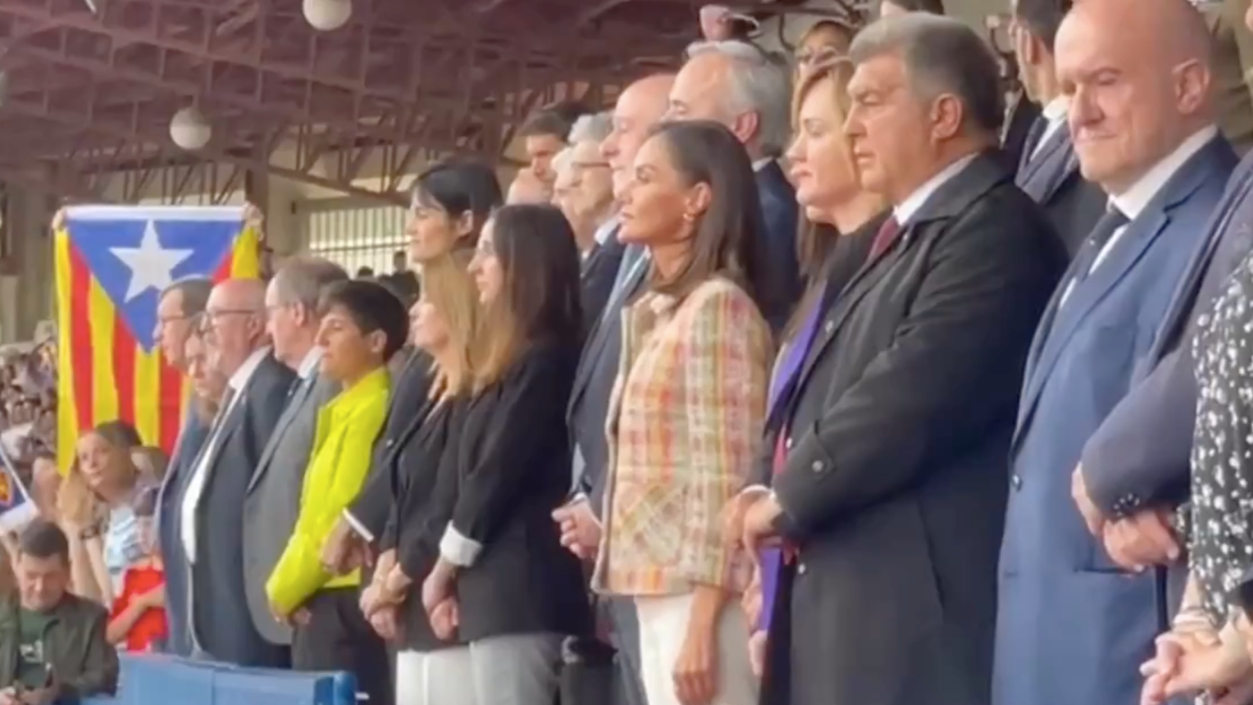 La Reina Letizia y Laporta, en el palco, junto a una estelada.