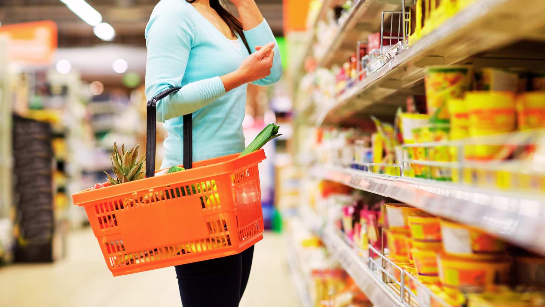 Mujer comprando en el supermercado.
