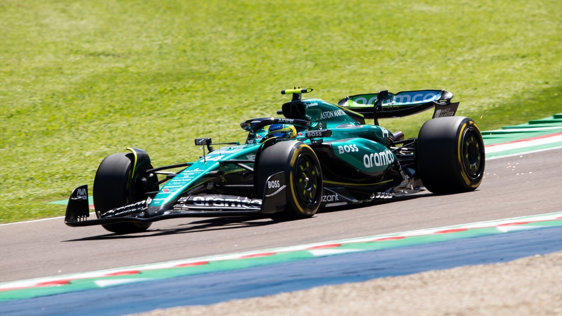 Fernando Alonso con su Aston Martin en el circuito de Ímola. (Getty)