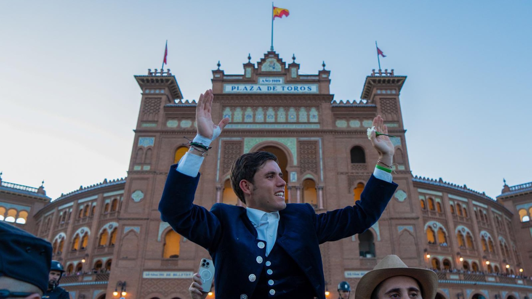 Guillermo Hermoso de Mendoza, por la Puerta Grande de Las Ventas.