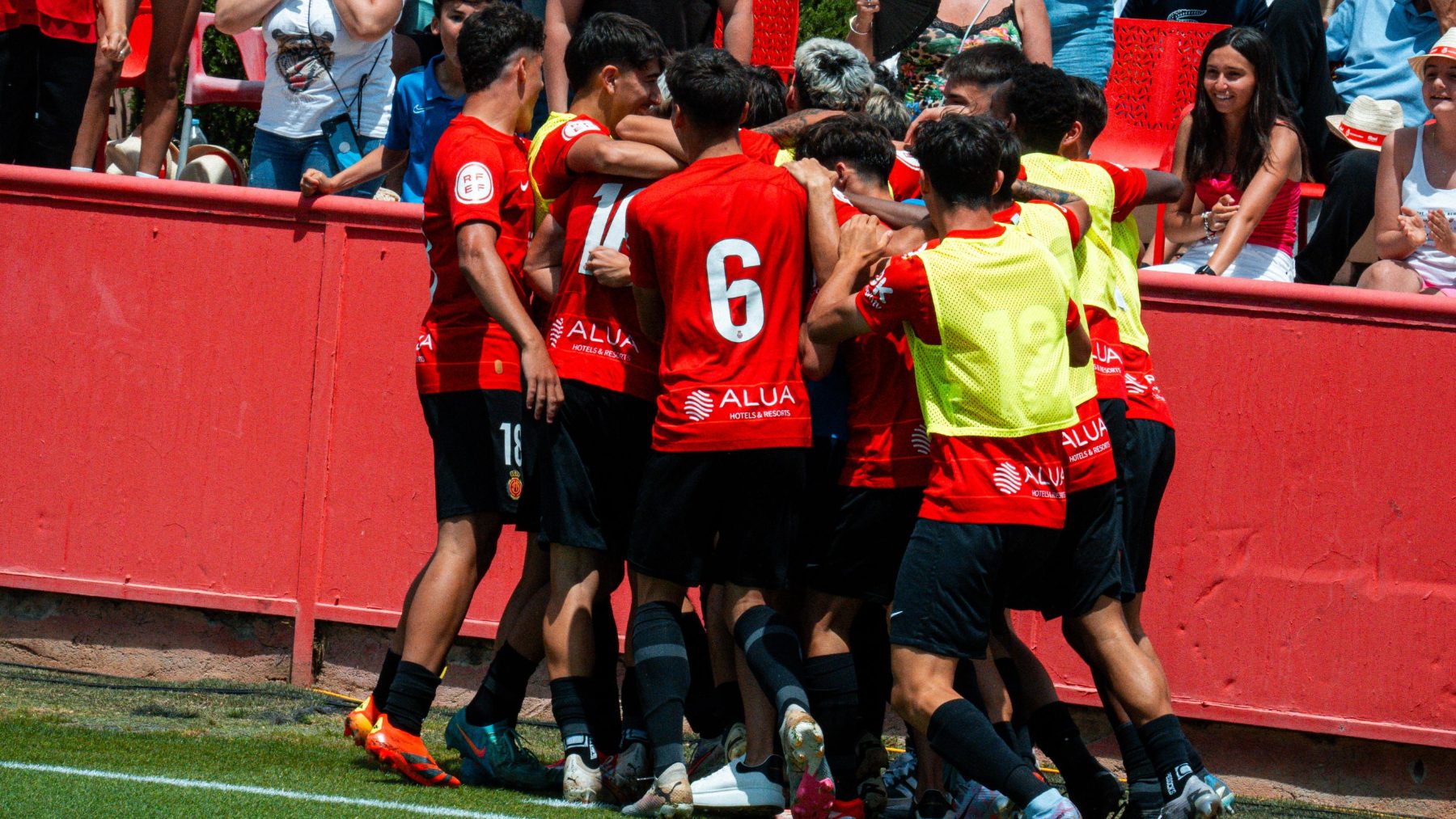 Los jugadores, celebrando la victoria. (1)