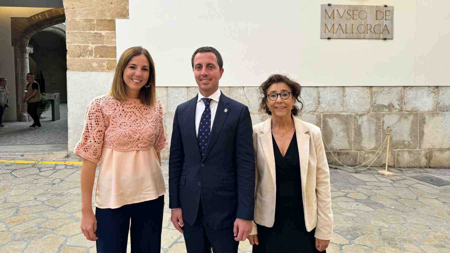 Antònia Roca, Llorenç Galmés y la directora del Museu de Mallorca, Maria Gràcia Salvà.