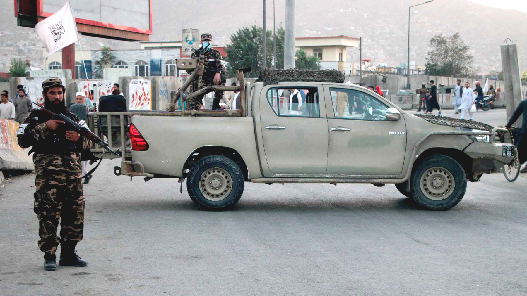 Talibanes patrullando en Afganistán.