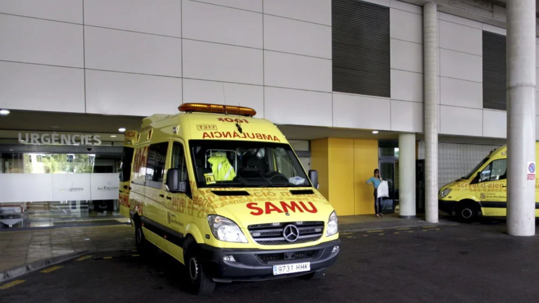 Una ambulancia en el Hospital de Son Espases.
