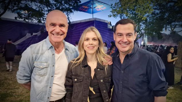 Antonio Muñoz (PSOE) y Juanma Moreno (PP) posan con la esposa del presidente andaluz.