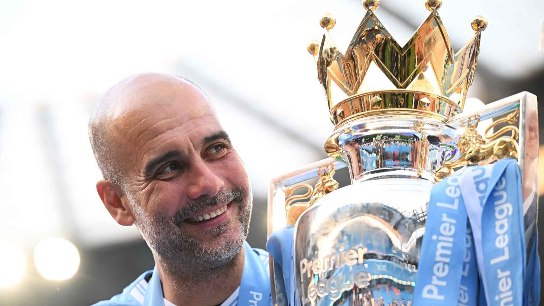 Guardiola y el trofeo de la Premier League. (Getty)