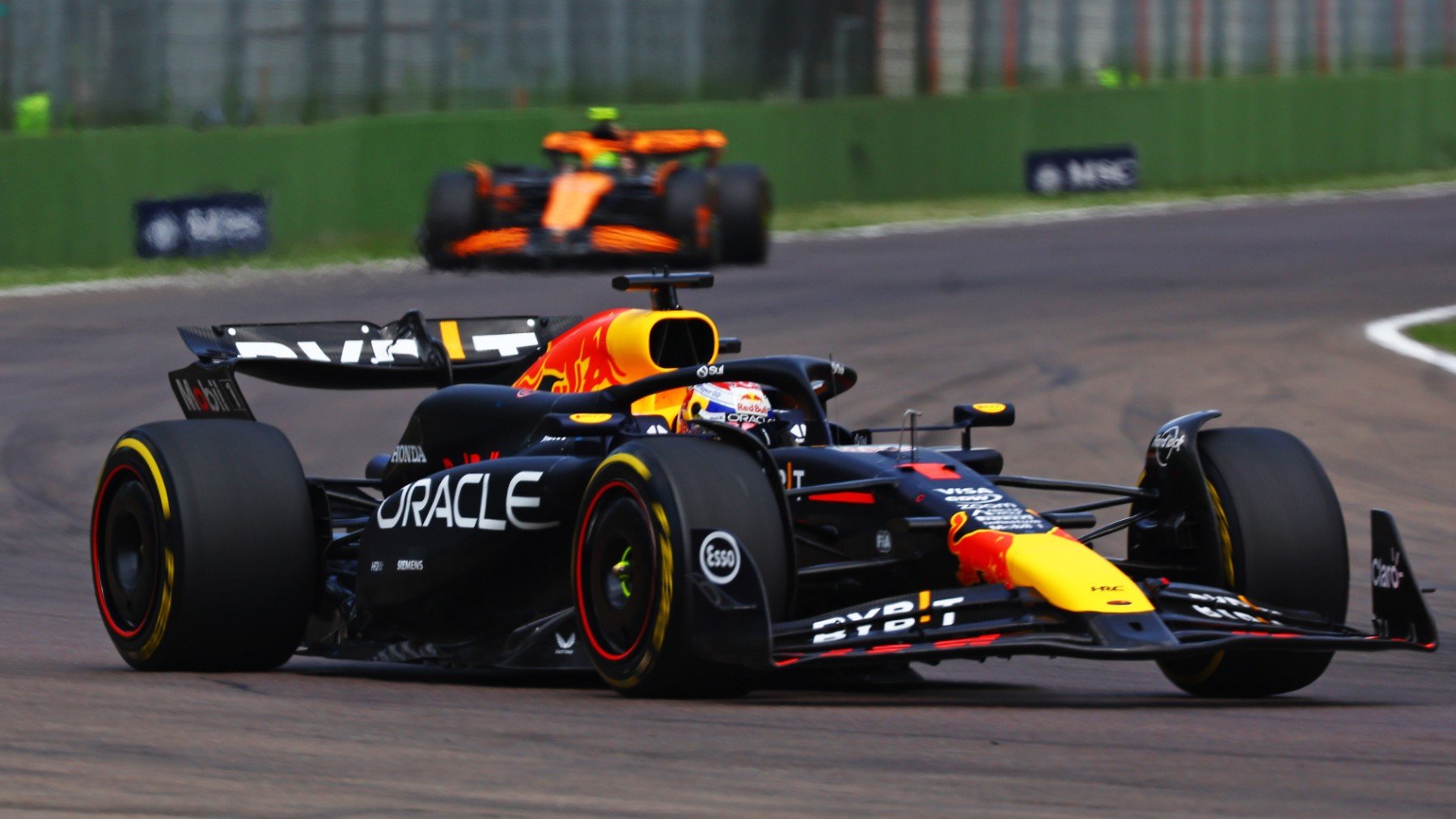 Max Verstappen ganó en Imola con los McLaren muy cerca. (Getty)