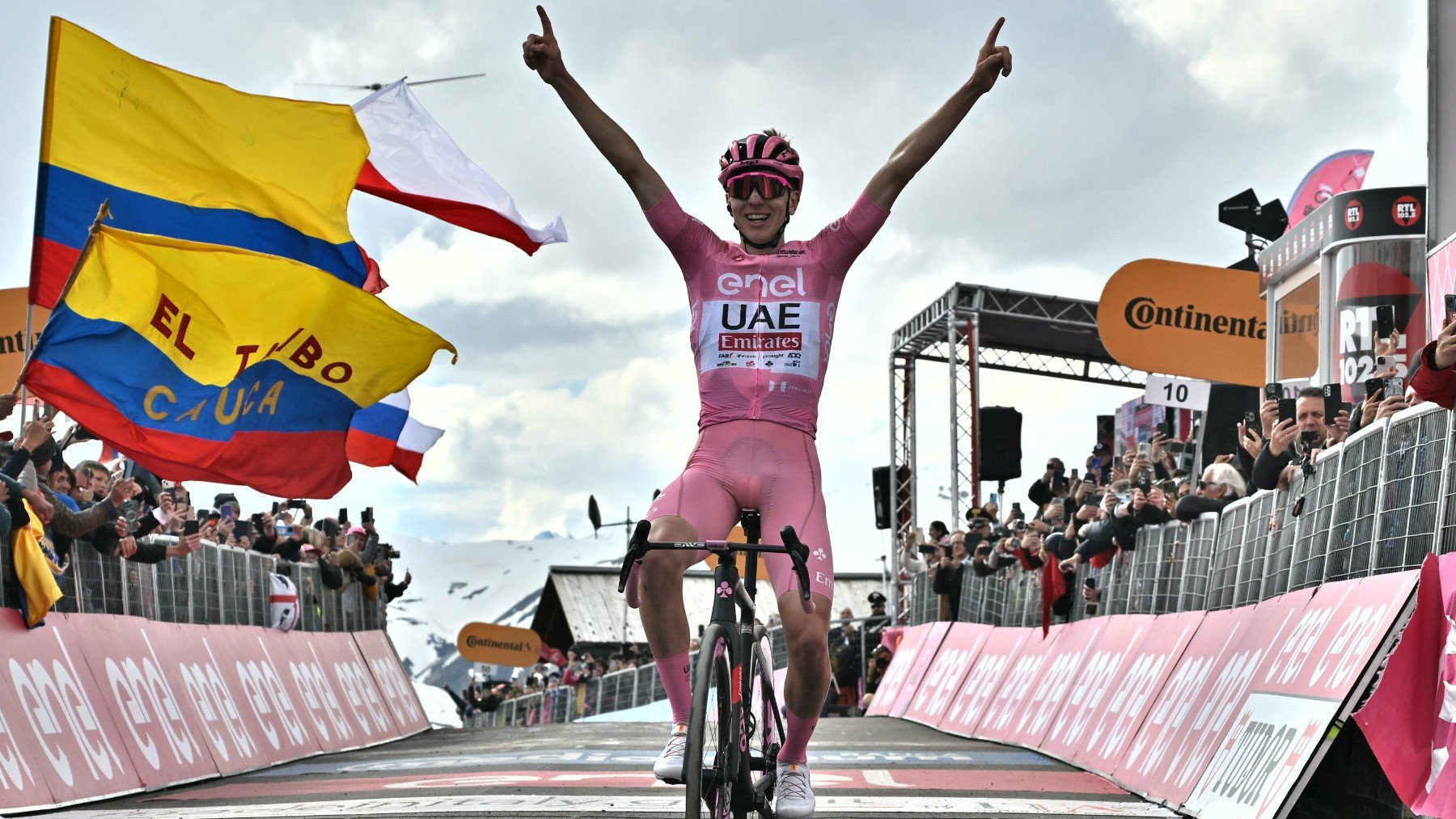 Tadej Pogacar celebra su triunfo en Livigno. (EFE)