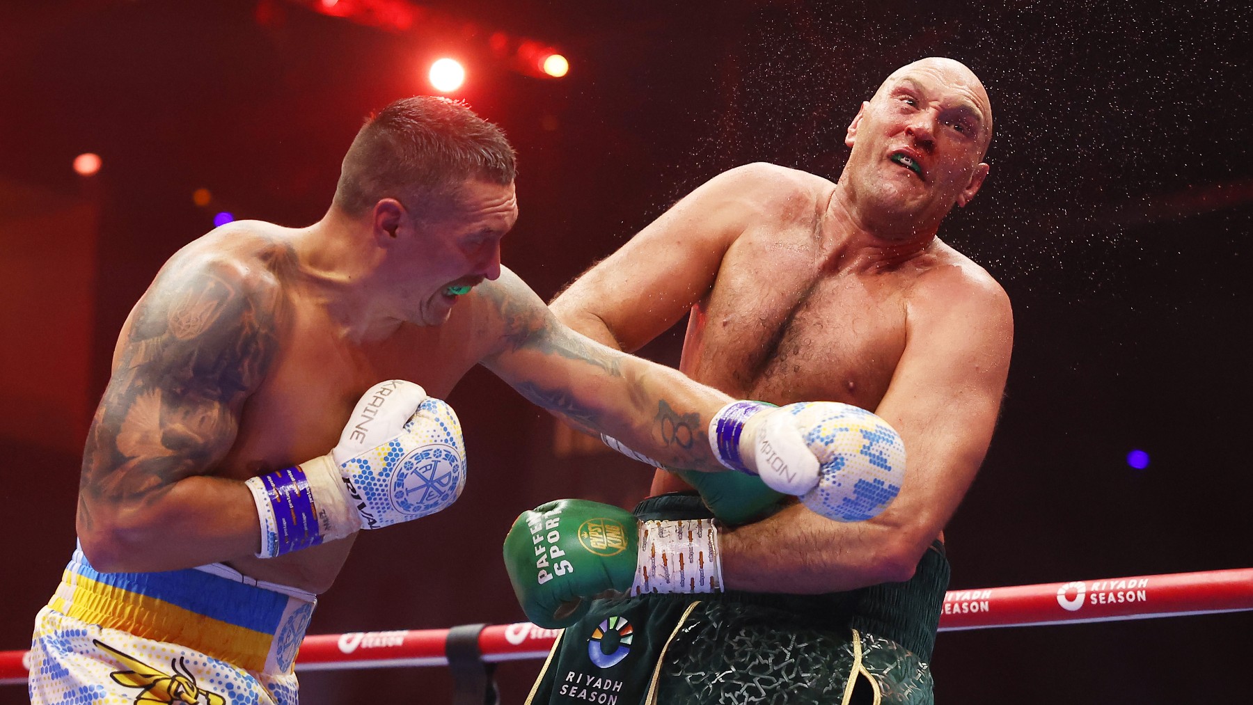 Fury recibe un golpe de Usyk. (Getty)