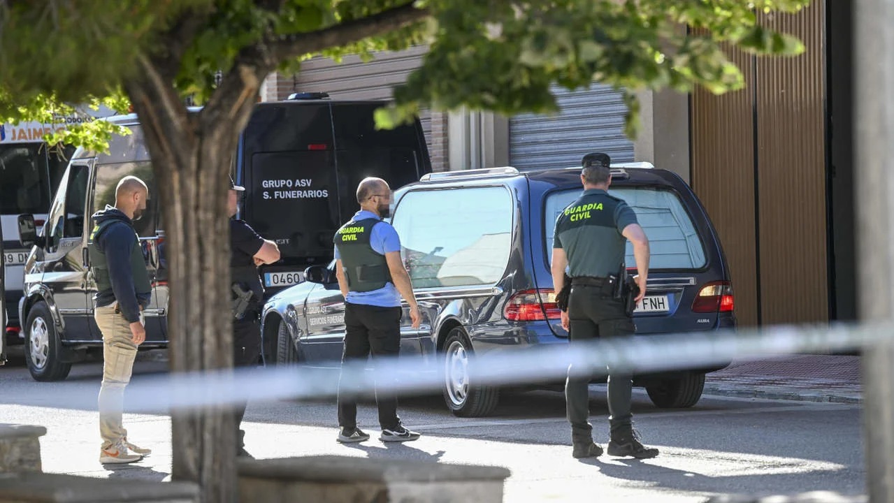 La Guardia Civil custodia la casa del doble crimen en Huétor Tájar (Granada).