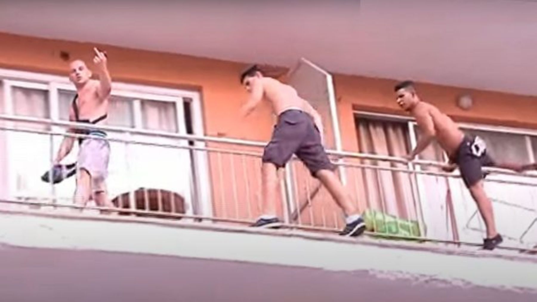 Tres turistas saltan de un balcón a otro en un hotel de Magaluf en agosto de 2023.