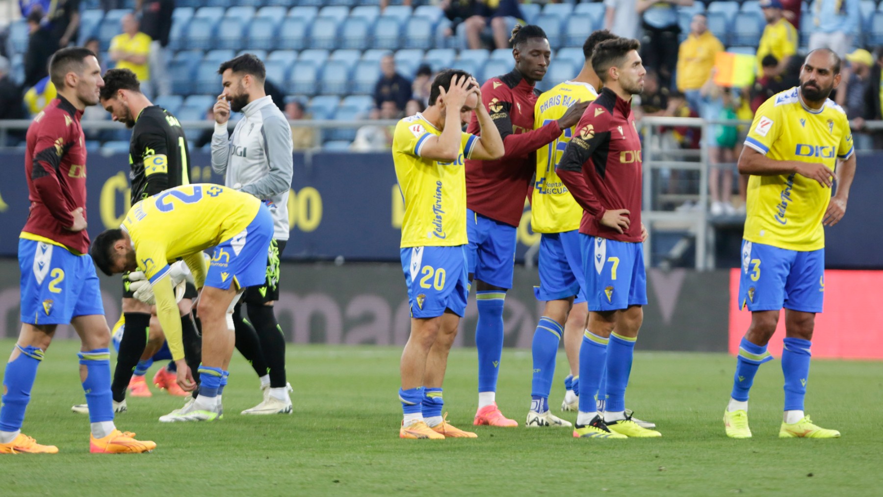 Los jugadores del Cádiz se lamentan tras descender. (EFE)