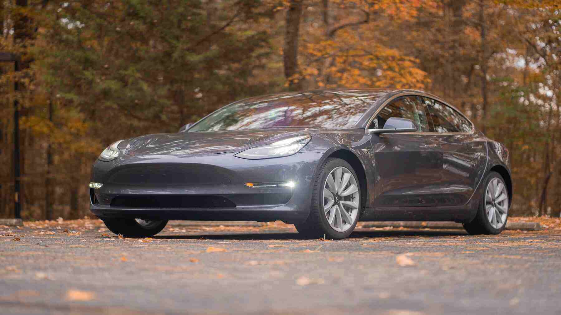 coche gris en un paisaje otoñal