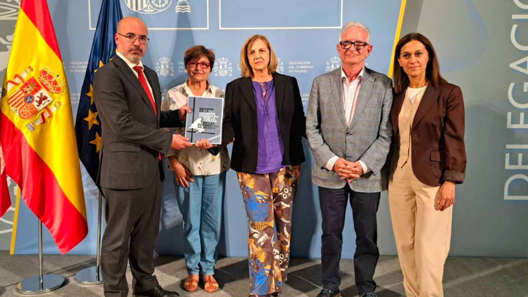 El delegado de Sánchez con los representantes de las plataformas.