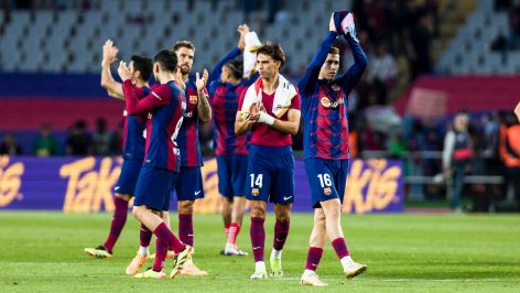 Los jugadores del Barcelona se despiden de Montjuic. (EP)
