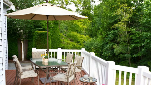 terraza pequeña con sillas y mesa y parasol