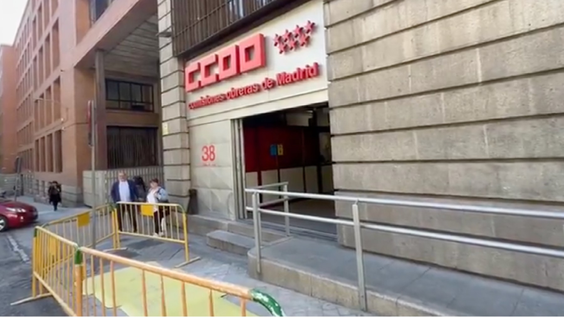 Obras de alumbrado frente a la sede de CCOO en Madrid